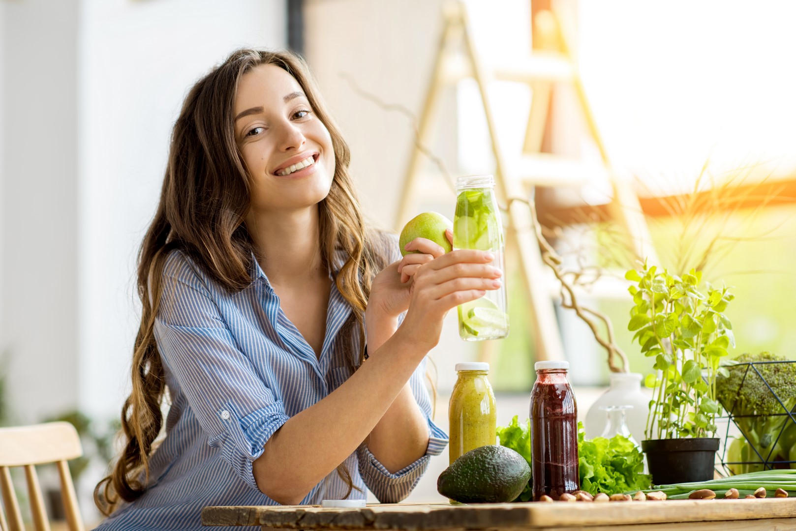 Accompagnement naturopathe nutritionniste: Woman with green healthy food and drinks at home